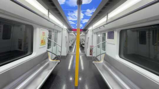 武汉地铁5号线无人驾驶地铁穿梭在隧道内部
