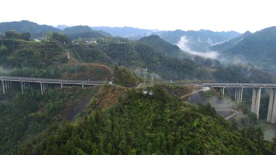 包茂高速湖南湘西吉首段，云雾中的高速公路