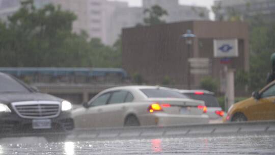 汽车在大雨中行驶