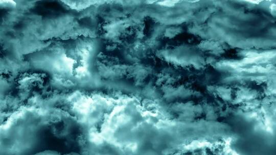 电影般的穿越深蓝色的云层