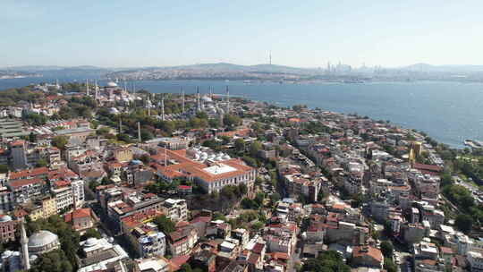 土耳其伊斯坦布尔的鸟瞰图。马尔马拉大学、蓝色清真寺、圣索菲亚大教堂和欧洲城市景观视频素材模板下载