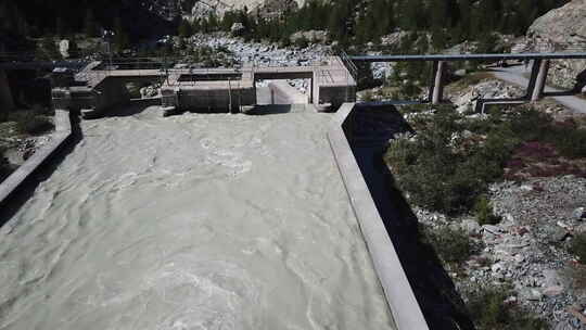 一个视图
瑞士阿尔卑斯山的渠道山河就在水利安装之前