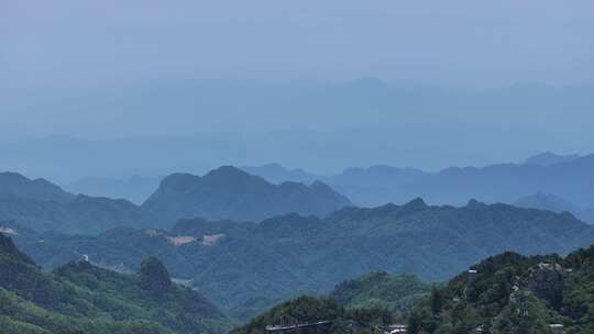 河南伏牛山山脉平顶山尧山层峦叠嶂的山峰