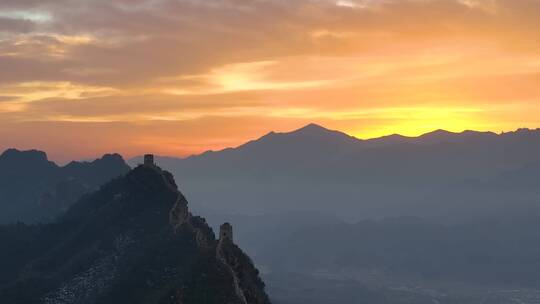 长城朝霞日出特写航拍漫天朝霞长城日出视频素材模板下载