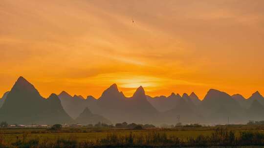 夕阳里的广西喀斯特山峰延时-柳州柳城古砦