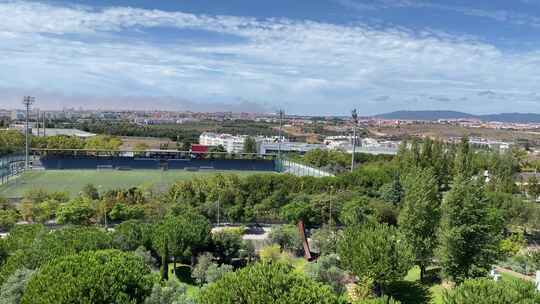 从屋顶鸟瞰Oeiras的足球场。