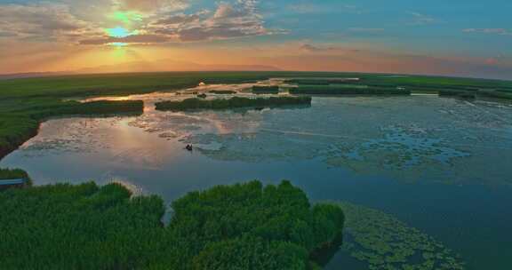 夕阳下的莲海世界景区