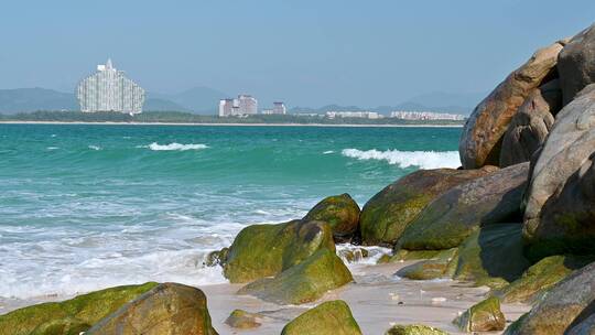 海南三亚蜈支洲岛码头航拍浪花拍打礁石风景