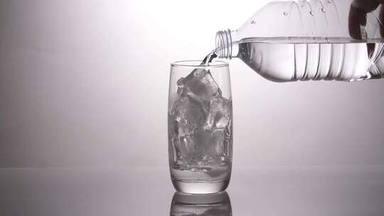 水倒入装有冰块的玻璃杯