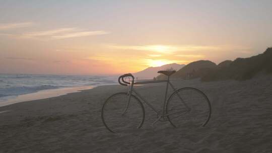 海边沙滩骑自行车