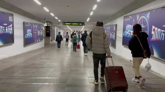 车站步行隧道出站旅客背包行李视频素材模板下载