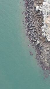 旅游景区福建湄洲岛海边风化礁石竖屏航拍