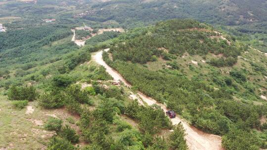 航拍越野车行驶在山路上