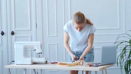 女人在桌子上剪裁布料