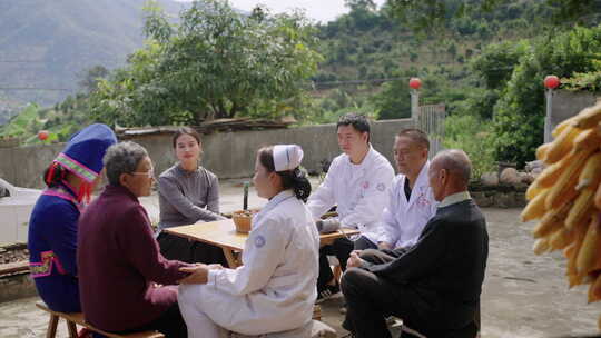 医护人员乡村与村民交流场景