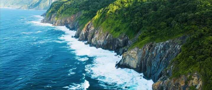 海岸边青山绿水鸟瞰画面