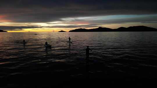马来西亚日落国外小孩子划冲浪板4k航拍