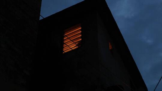 古村落楼房开灯窗户灯光空镜头深夜居民楼