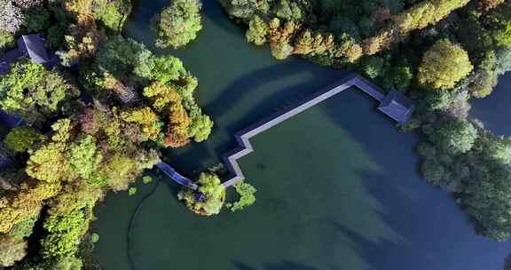 俯拍杭州西湖浴鹄湾霁虹桥秋色