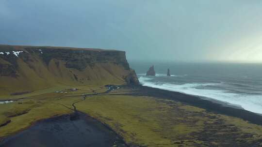 荒凉的惊悚景观，黑沙滩悬崖的空中海景，冰岛Halsanefshell