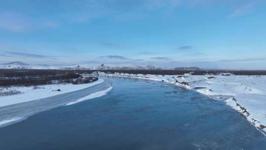 航拍流淌冰凌的冰封河流