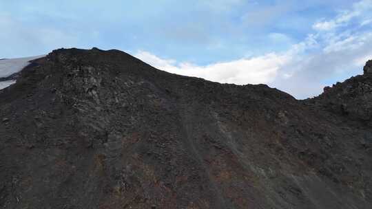 航拍攀登岷山山脉雪宝顶雪山的登山者C1营地