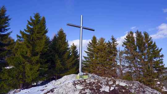 岩石上的基督教铁十字架视频素材模板下载