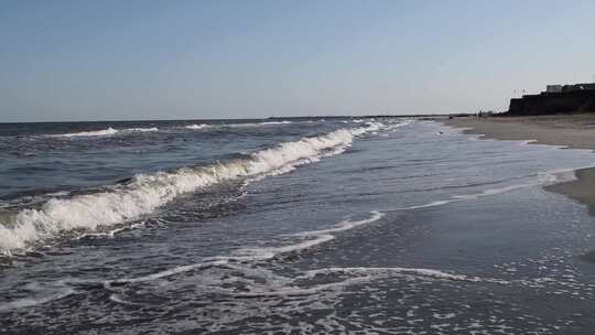 海浪拍打着空旷的海滩