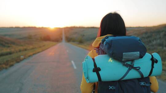 女人在公路徒步旅行