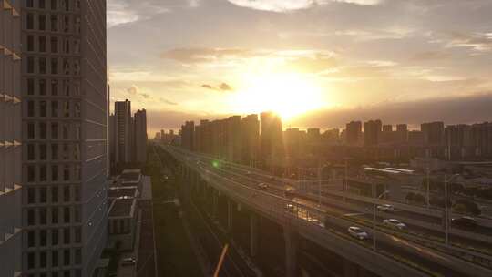 天空胜景下的高架交通车流