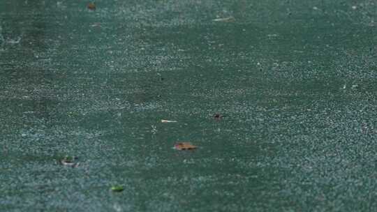 下雨路面雨滴