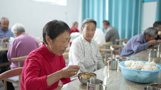 敬老院老人吃饭