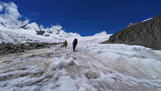 攀登四川第二高峰中山峰的登山队徒步冰塔林