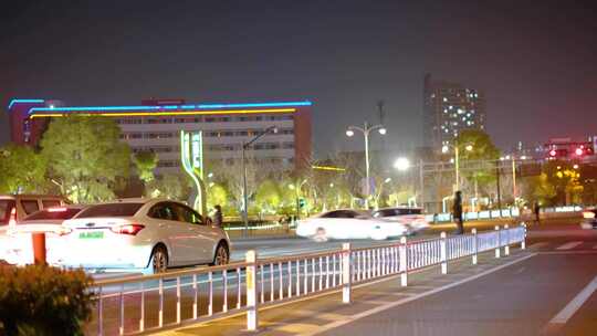 夜晚城市行人过马路汽车车辆车流人流夜景街