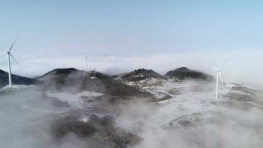 雪山云海中的风力发电场