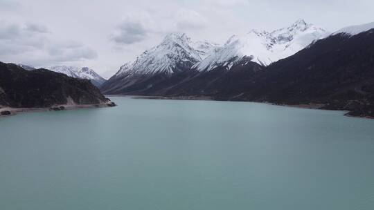 然乌湖雪山湖泊航拍西藏八宿