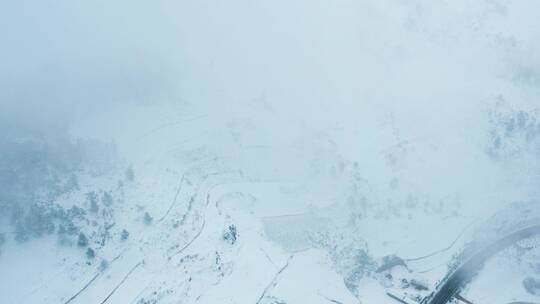 冬季白雾白雪覆盖田野山川银白世界