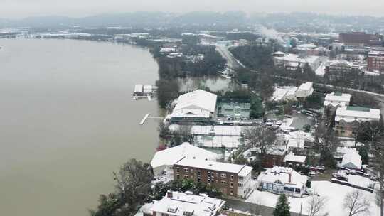 被雪覆盖的房屋和建筑物的屋顶