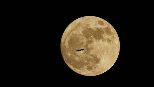 夜晚飞机飞过巨大的月亮视频素材模板下载