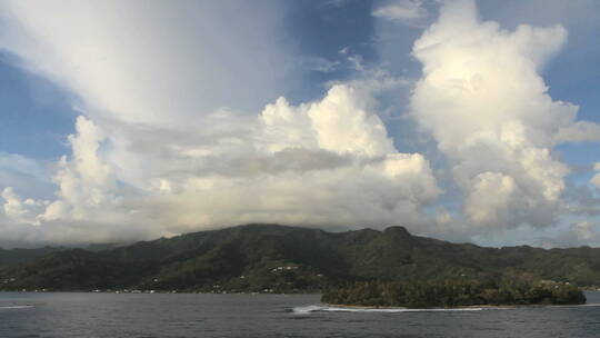 热带岛屿上空的云景