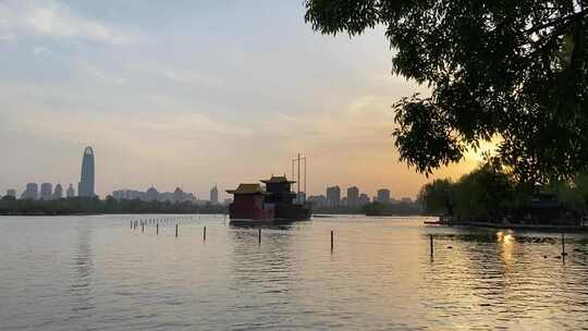 济南大明湖景区，湖畔南风戏楼