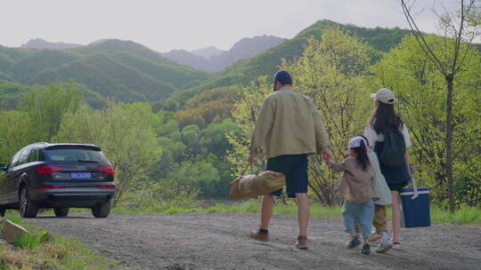 幸福的一家人驾车旅行