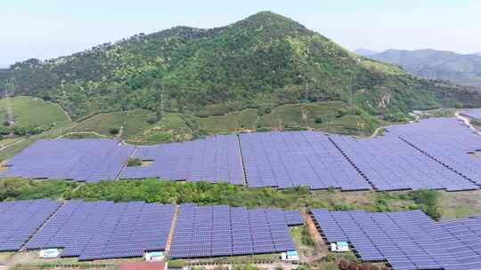 山区荒地起伏山地光伏太阳能发电站