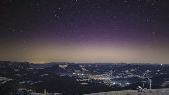 喀尔巴布韦山脉村庄上空的夜空