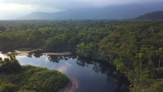 巴西塞巴斯蒂安大西洋雨林中乌纳河的鸟瞰图。