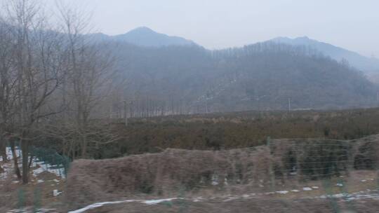 火车上拍摄冬天秦岭山中的风光