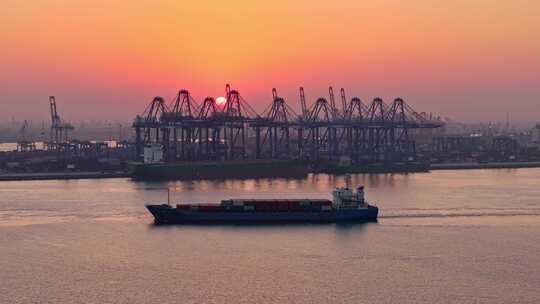 航拍天津港海上货运集装箱船