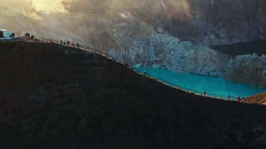 航拍印尼克里穆图火山湖