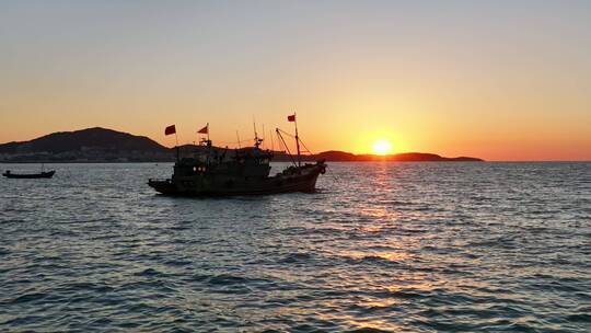 航拍唯美渔船夕阳视频素材模板下载