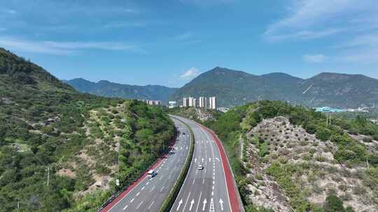 高速公路航拍道路车流森林公路中国交通运输